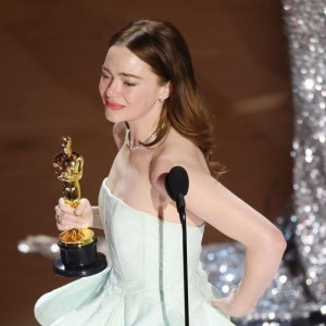 太阳蹭到了！石头姐再次奥斯卡封后 她是太阳铁粉