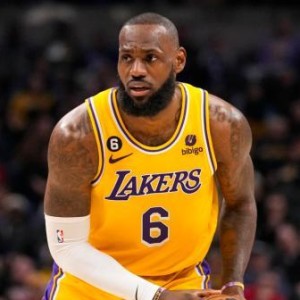 游戏平台-詹姆斯因伤缺席湖人战勇士 脚伤恐贯穿整个赛季